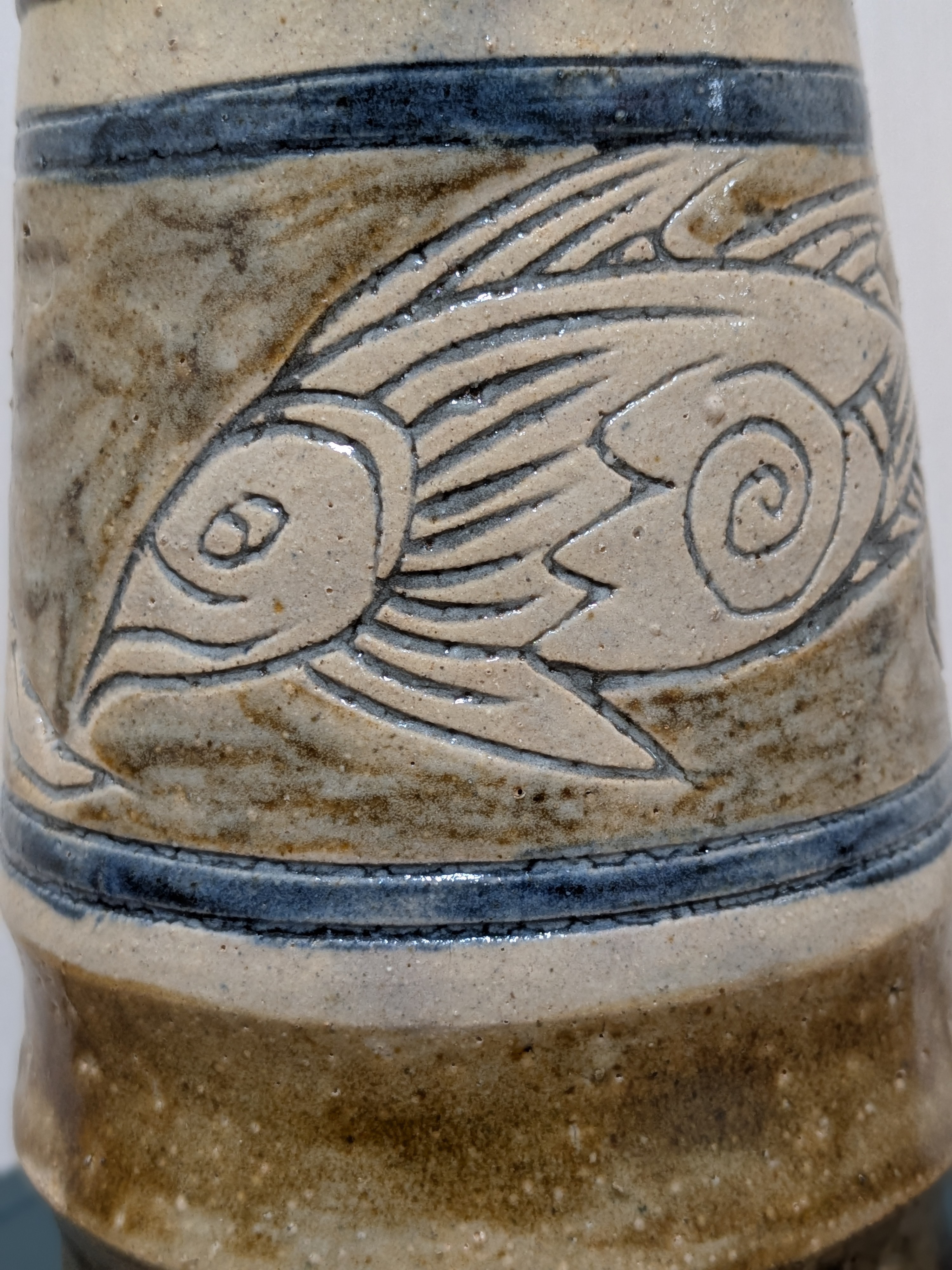Jiro Kinjo Okinawan Yachimun Ceramic Vase - Hand-Incised Fish Motif (魚紋) - thumbnail 3