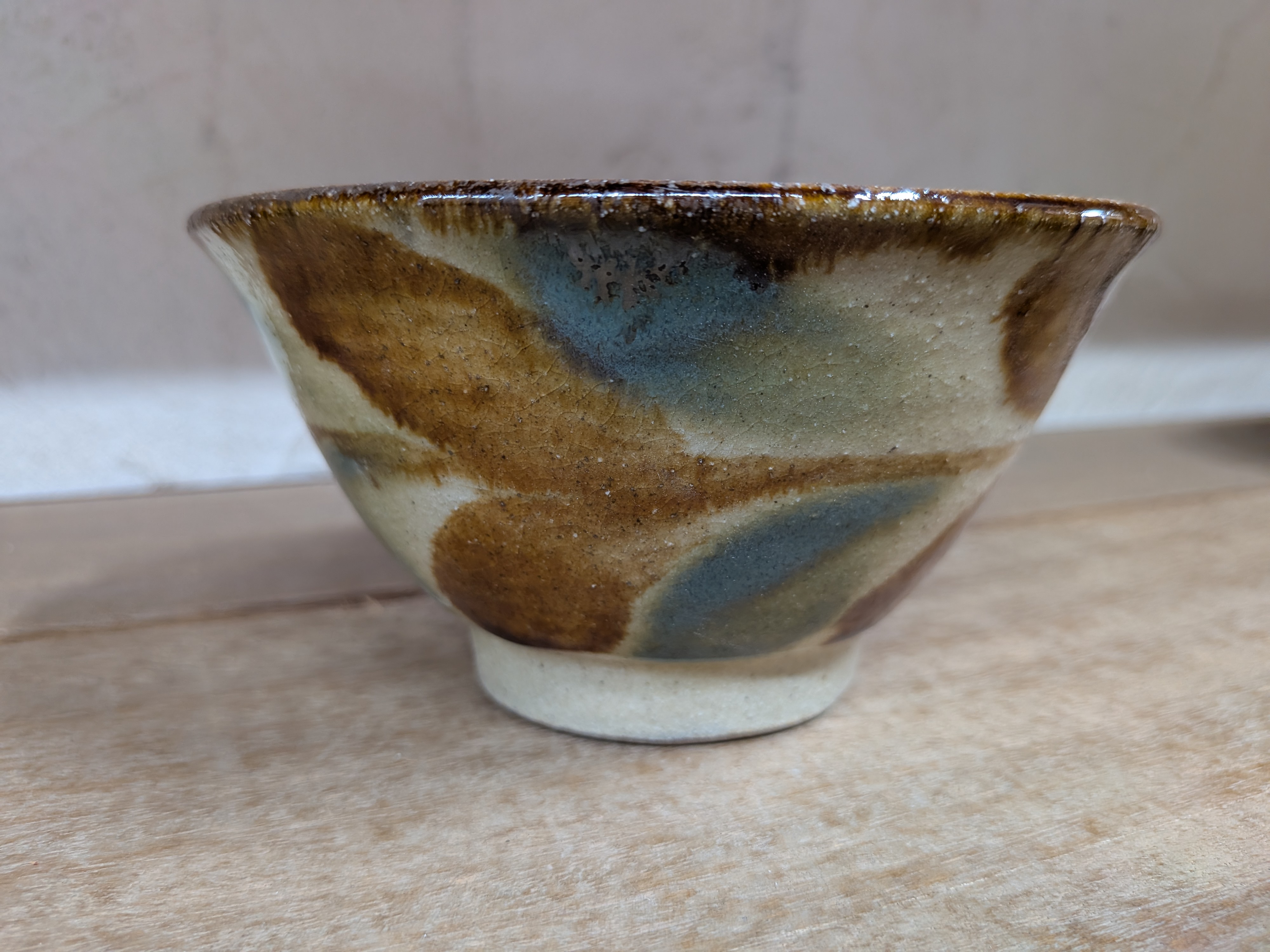 Okinawan Ryukyu Yachimun Fine Art Ceramic Collection: Yomitanzan-Yaki Kita-Gama Studio - Kyōshi Matsuda (松田 共司), Traditional Sansai Splash-Pattern Rice & Tea Bowl, Sansai Ame-yu / Gosu Makai - 三彩 飴釉・呉須 マカイ - thumbnail 1