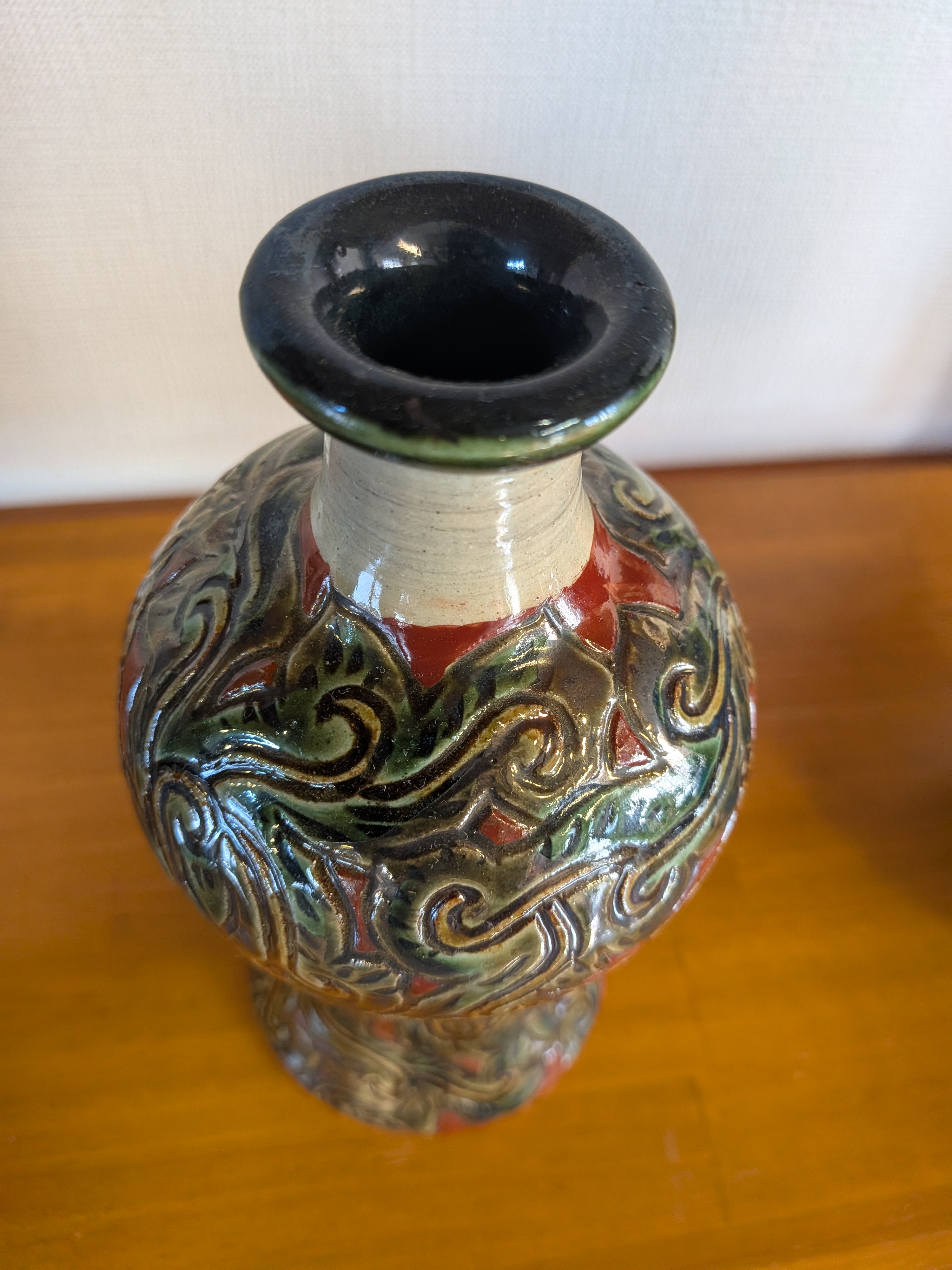Okinawan Ryukyu Master Yachimun Ceramic Collection: Tousai Gallery Collection - Master Katsumi Arakaki (新垣 克三): High-Relief Slip-Trailed Floral-Scroll Vase, Itchin Karakusa-mon Aka-e Kabin - イチチン唐草文赤絵花瓶 - thumbnail 4