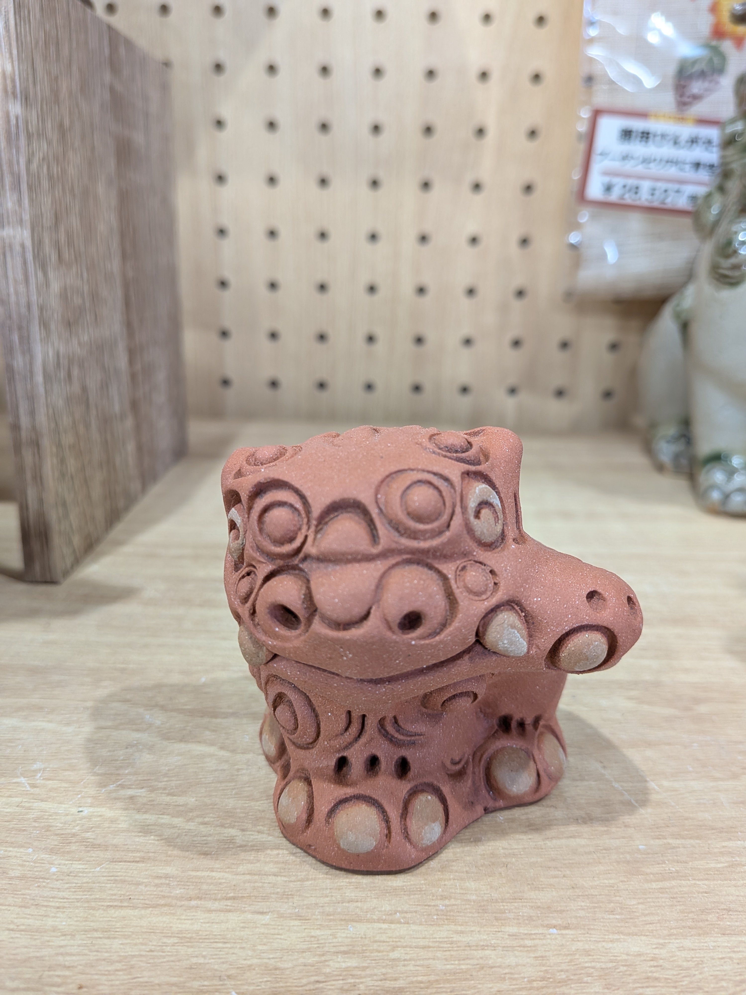 Okinawan Ryukyu Folk Art & Ceramic Collection: Handcrafted “Fuku-Maneki Shisa” Beckoning Guardian Pair Set - Small (福まねきシーサー ペア小) - thumbnail 2