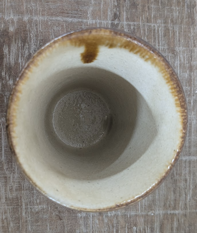 Okinawan Ryukyu Master Yachimun Ceramic Collection: Yomitan Mountain Kiln (Kita-gama) - Senior Master Potter Kyoji Matsuda (松田 共司) - Hand-Formed Polychrome Ten-uchi Ceramic Tumbler / Free Cup, Gosu to Ame Ten-uchi Free Cup - 呉須に飴点打 フリーカップ / フリーコップ - image 3
