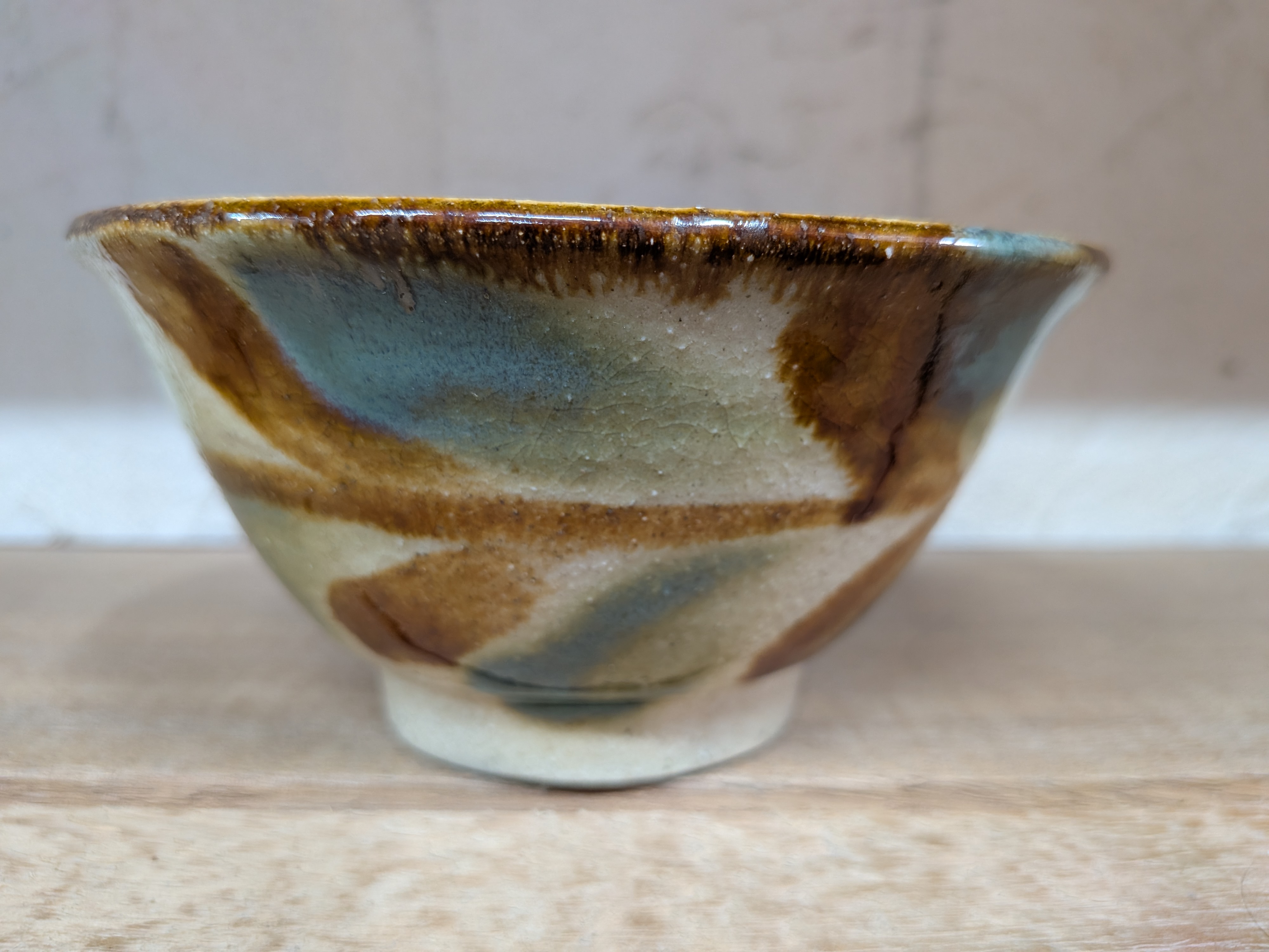 Okinawan Ryukyu Yachimun Fine Art Ceramic Collection: Yomitanzan-Yaki Kita-Gama Studio - Kyōshi Matsuda (松田 共司), Traditional Sansai Splash-Pattern Rice & Tea Bowl, Sansai Ame-yu / Gosu Makai - 三彩 飴釉・呉須 マカイ - thumbnail 3