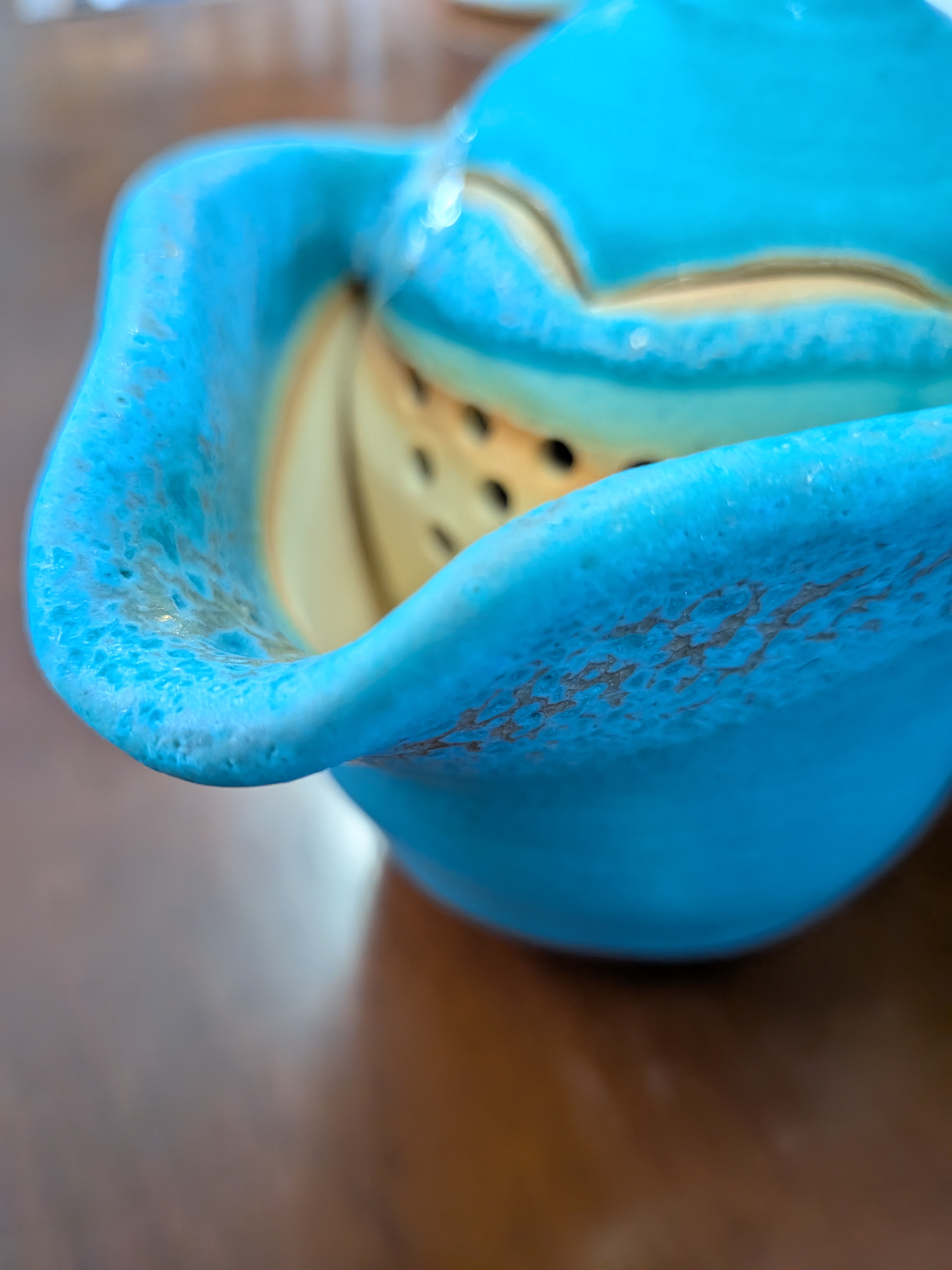 Okinawan "Uruma Blue" Ceramic Collection: Uruma Pottery (うるま陶器) - Master Potter & Studio Founder: Shinji Sato (佐陶 慎児) - Hand-Formed "Uruma Blue" Graduated Teapot & Filter Set with Lid (Uruma Burū Kyūsu & Chaho Set — うるま陶器 急須セット) - thumbnail 3