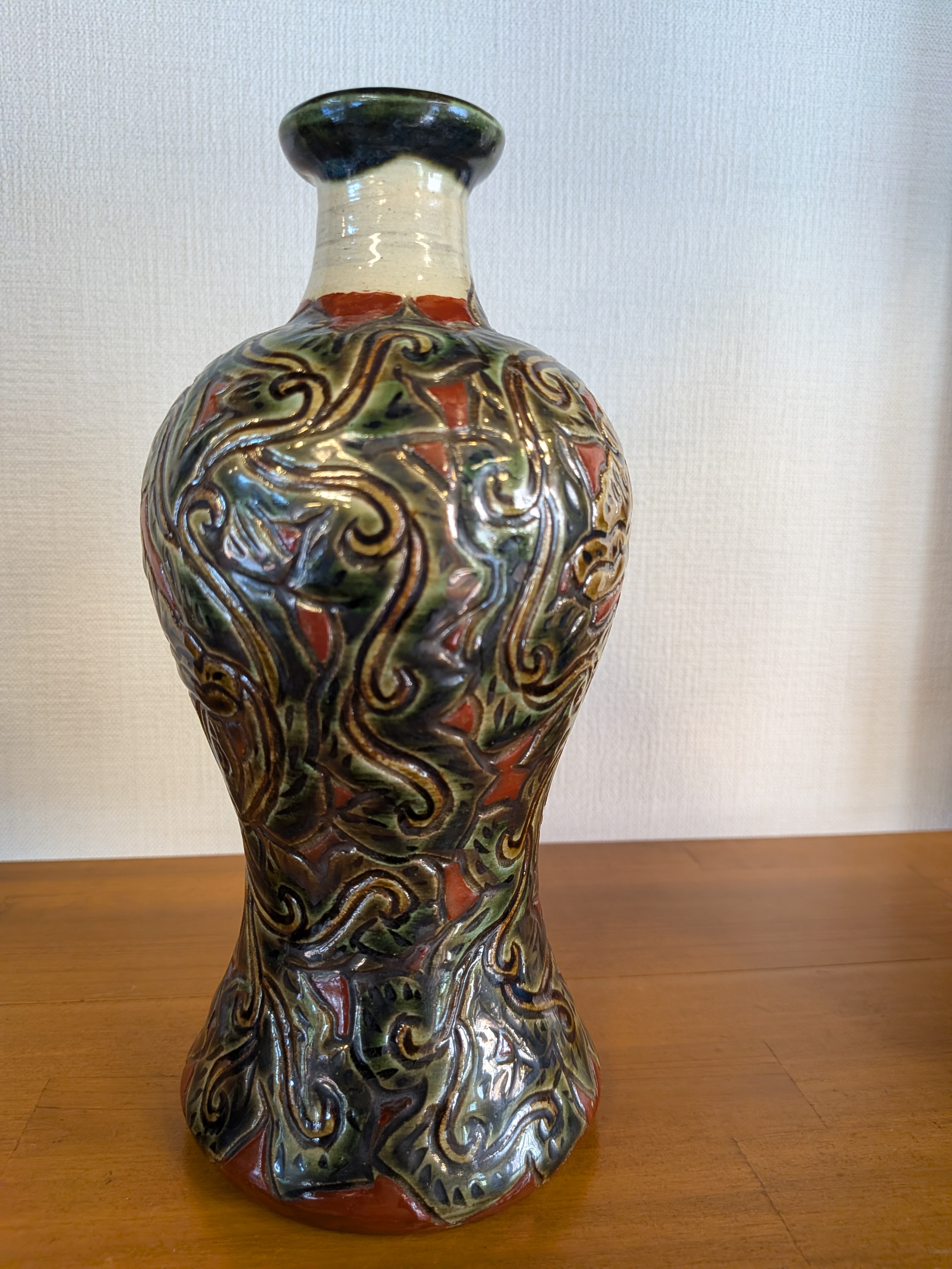 Okinawan Ryukyu Master Yachimun Ceramic Collection: Tousai Gallery Collection - Master Katsumi Arakaki (新垣 克三): High-Relief Slip-Trailed Floral-Scroll Vase, Itchin Karakusa-mon Aka-e Kabin - イチチン唐草文赤絵花瓶 - thumbnail 2