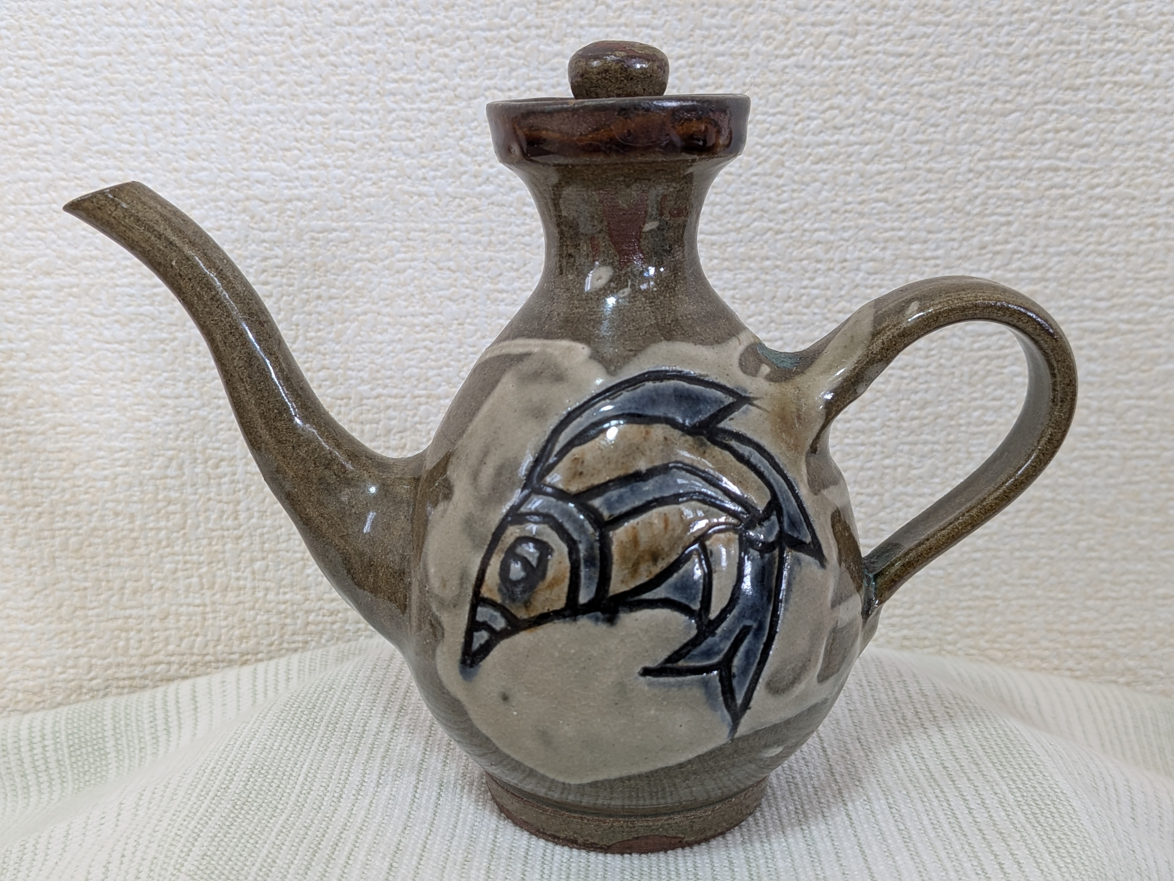 Toshio Kinjo Okinawan Yachimun Ceramic Pot - Hand-Incised Fish Motif (魚紋) - image 1