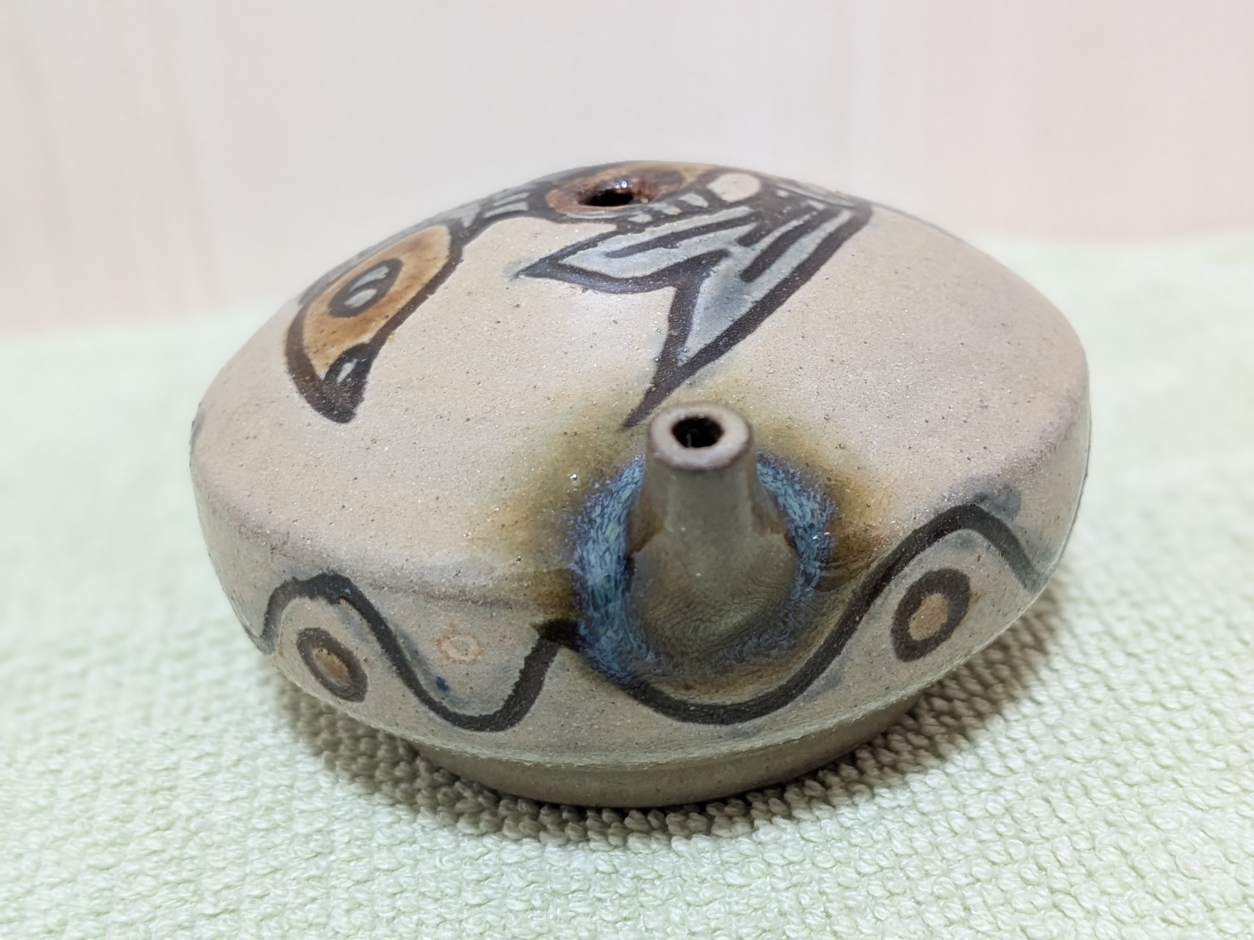Toshio Kinjo Okinawan Yachimun Ceramic Kara-kara - Hand-Incised Fish Motif (魚紋) - image 4