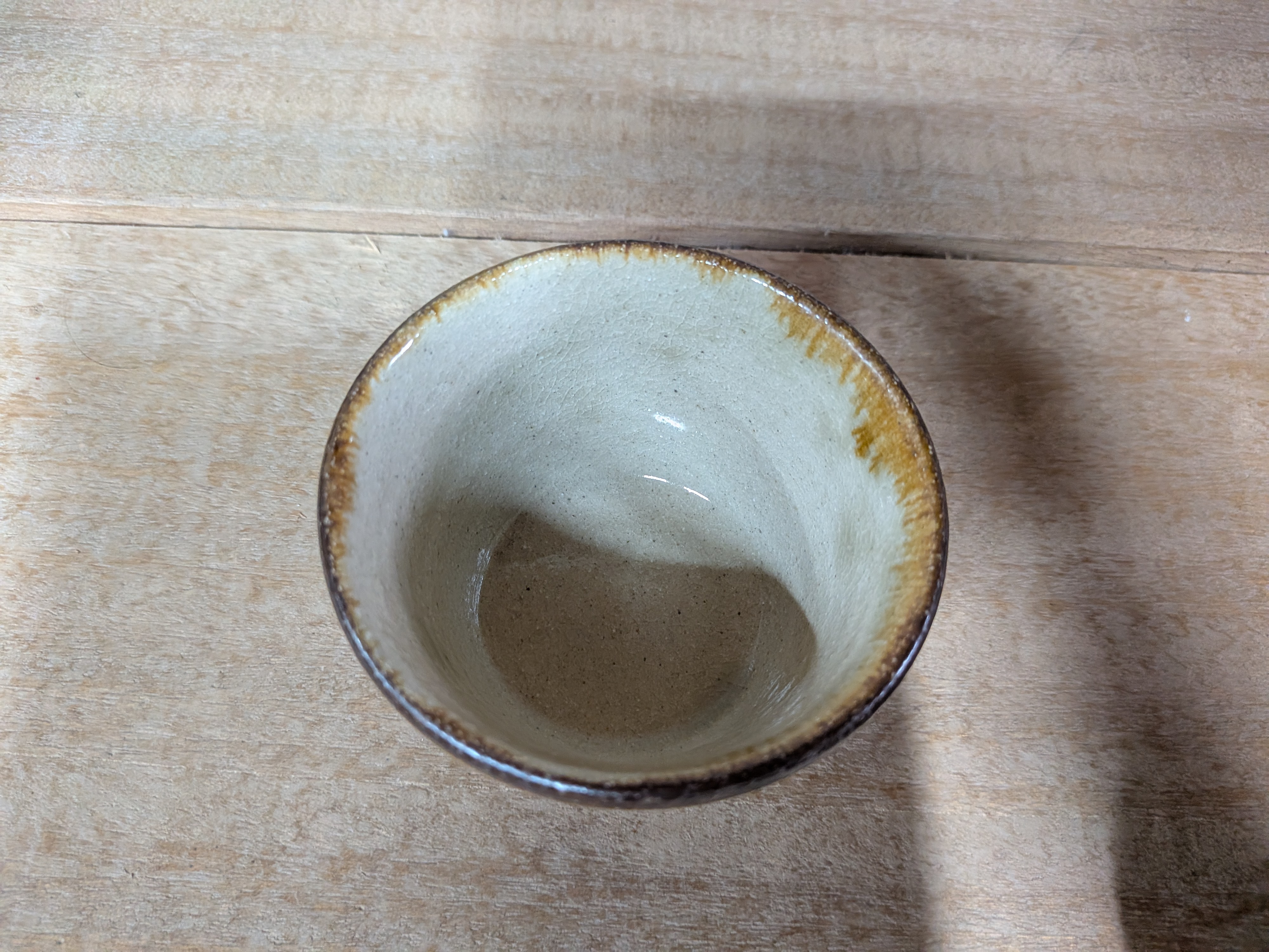 Okinawan Ryukyu Yachimun Fine Art Ceramic Collection: Yomitanzan-Yaki Kita-Gama Studio - Kyōshi Matsuda (松田 共司), Traditional Sansai Splash-Pattern Soba-Choko / Free Cup, Sansai Ame-yu / Gosu Soba-Choko - 三彩 飴釉・呉須 そば猪口 - thumbnail 4