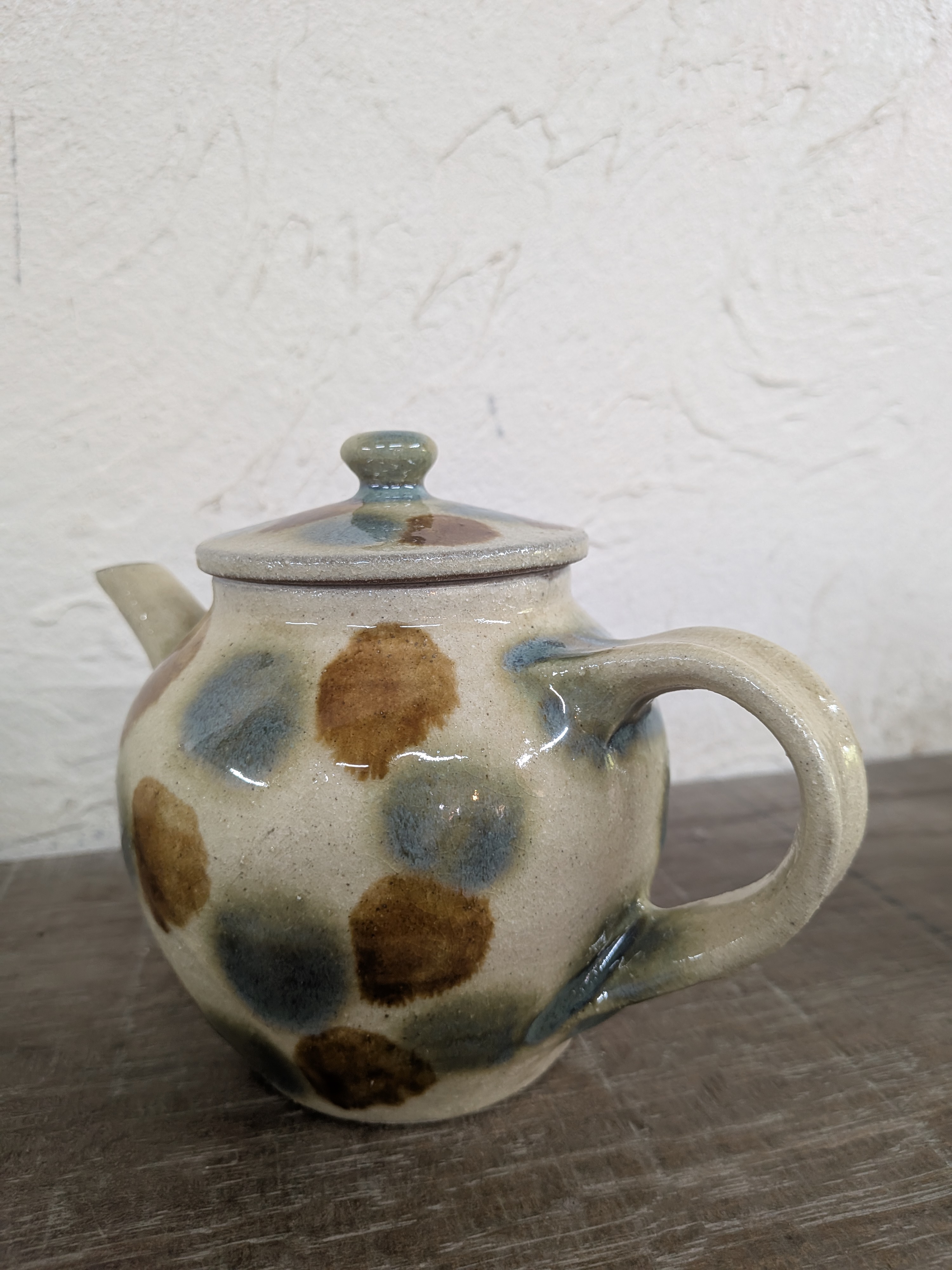 Okinawan Ryukyu Master Yachimun Ceramic Collection: Yomitan Mountain Kiln (Kita-gama) - Senior Master Potter Kyoji Matsuda (松田 共司) - Hand-Formed Polychrome Ten-uchi Tea Pot / Kyūsu, Gosu to Ame Ten-uchi Kyūsu - 呉須に飴点打 急須 / ティーポット - thumbnail 6