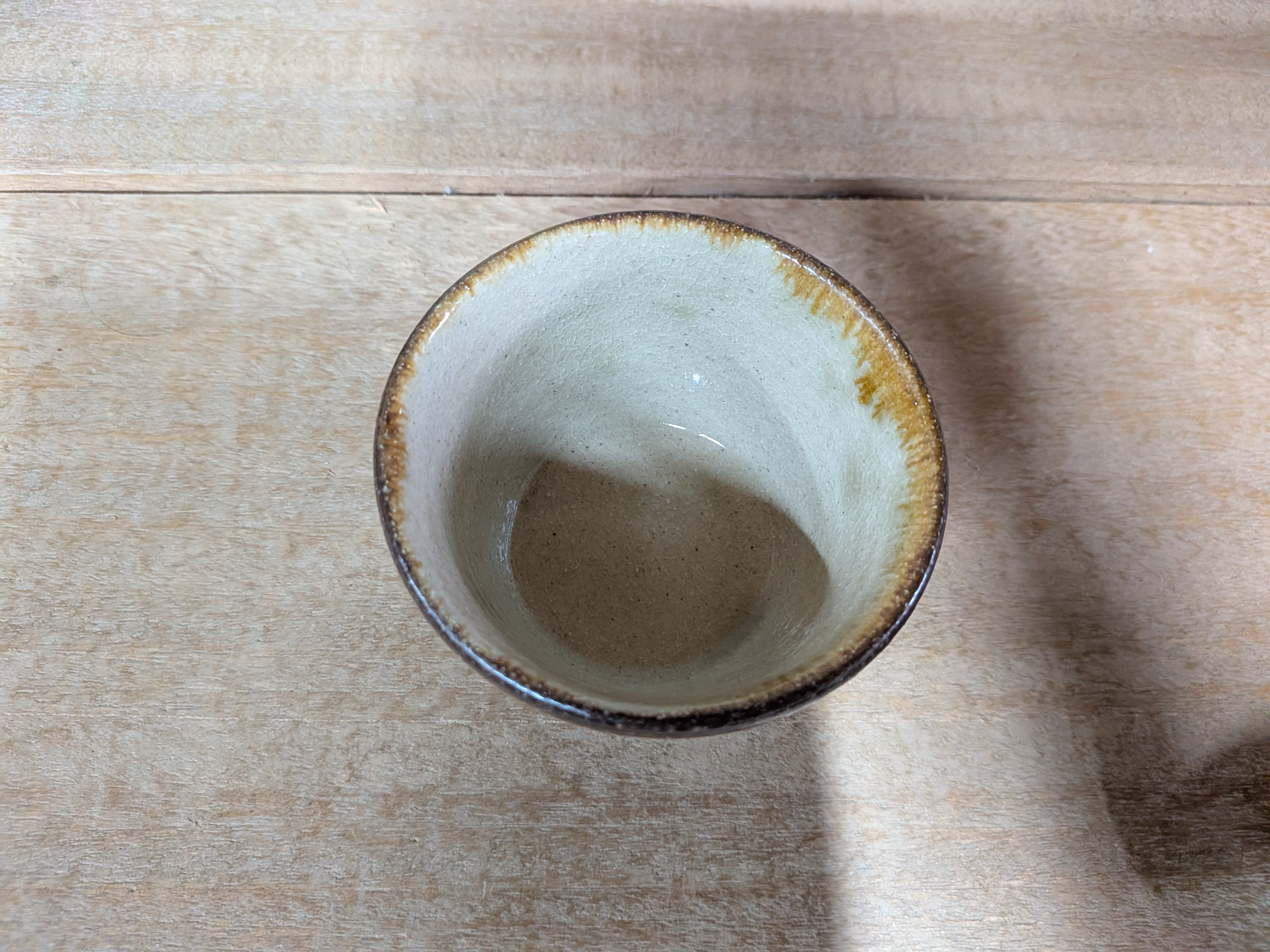 Okinawan Ryukyu Yachimun Fine Art Ceramic Collection: Yomitanzan-Yaki Kita-Gama Studio - Kyōshi Matsuda (松田 共司), Traditional Sansai Splash-Pattern Soba-Choko / Free Cup, Sansai Ame-yu / Gosu Soba-Choko - 三彩 飴釉・呉須 そば猪口 - thumbnail 2