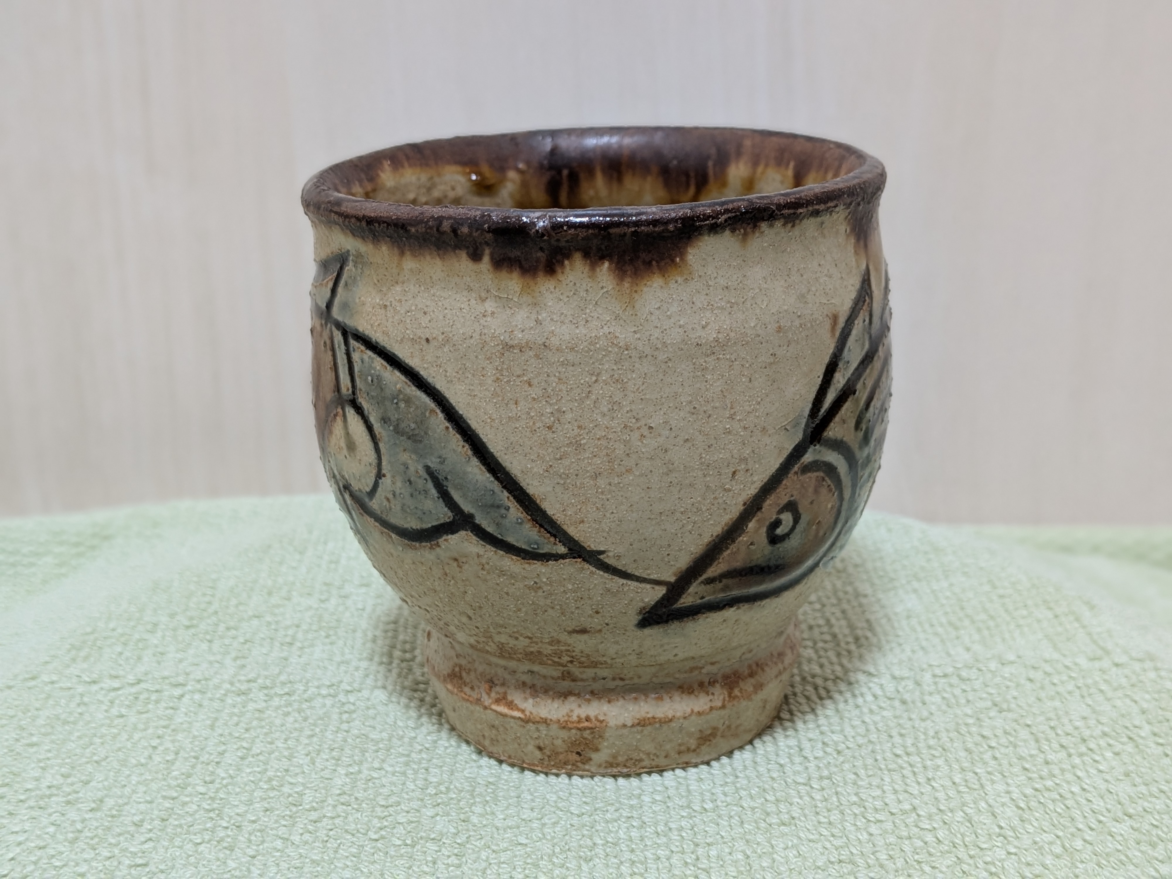 Jiro Kinjo Okinawan Yachimun Ceramic Cup - Hand-Incised Fish Motif (魚紋) - thumbnail 2