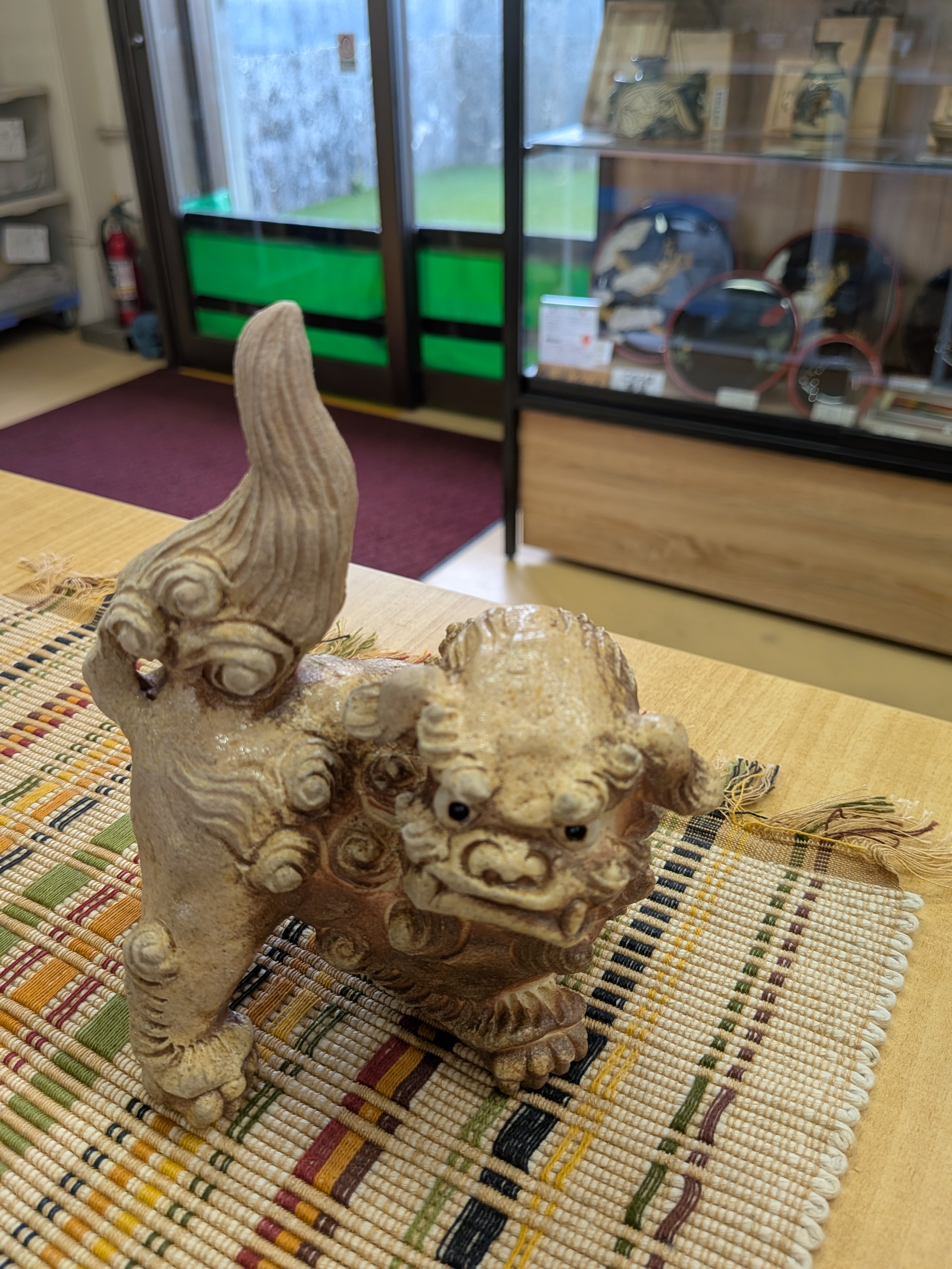 Okinawan Ryukyu Folk Art & Ceramic Collection: Okinawa Handcrafted Crafted by master potter Katsunosuke Futamata (二俣勝之助) "Te-Neji" Standing Shisa Guardian Pair Set (手捻張獅子 小豆) - image 2
