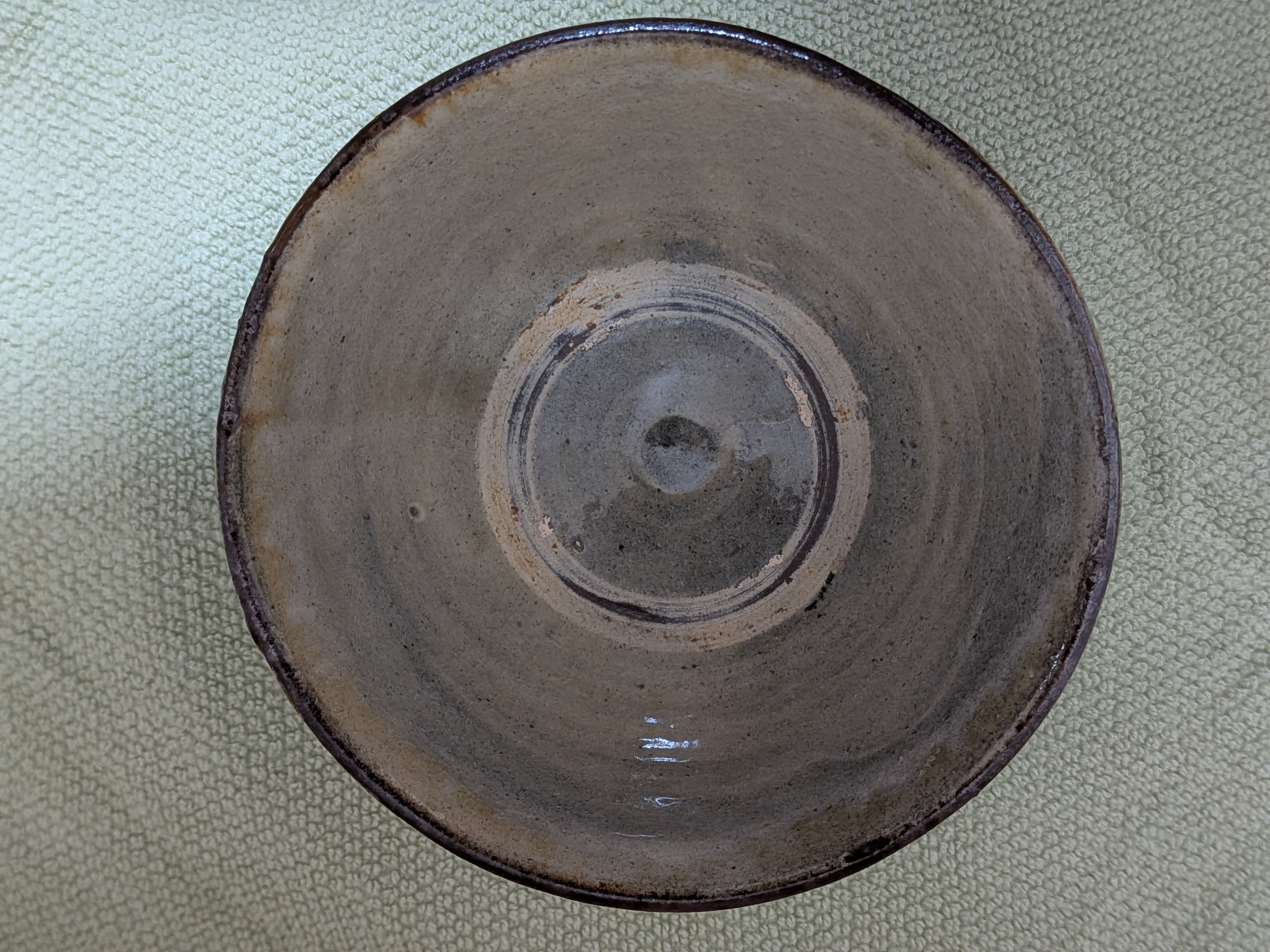 Jiro Kinjo Okinawan Yachimun Ceramic Bowl - Hand-Incised Fish Motif (魚紋) - image 4