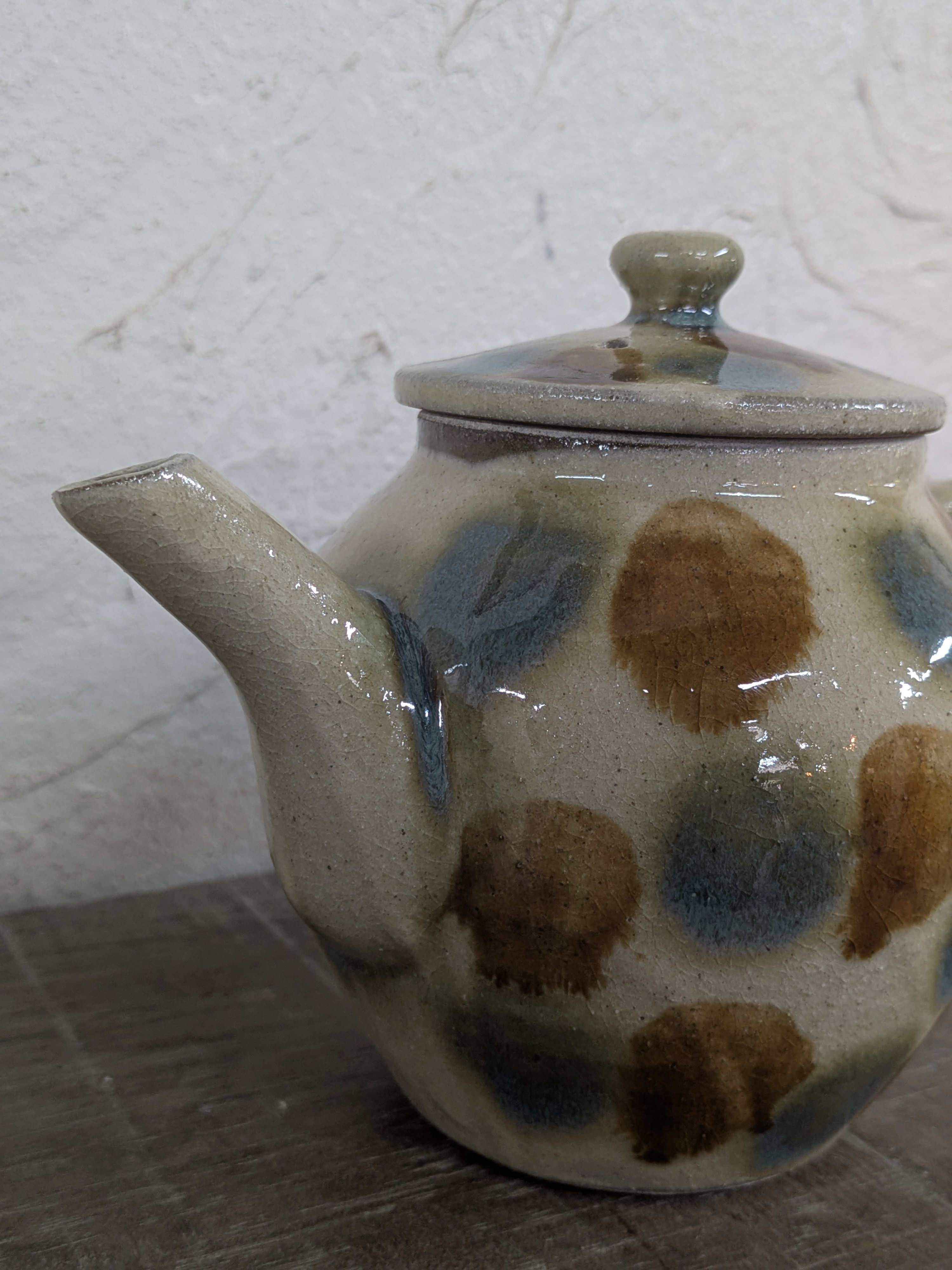 Okinawan Ryukyu Master Yachimun Ceramic Collection: Yomitan Mountain Kiln (Kita-gama) - Senior Master Potter Kyoji Matsuda (松田 共司) - Hand-Formed Polychrome Ten-uchi Tea Pot / Kyūsu, Gosu to Ame Ten-uchi Kyūsu - 呉須に飴点打 急須 / ティーポット - thumbnail 5
