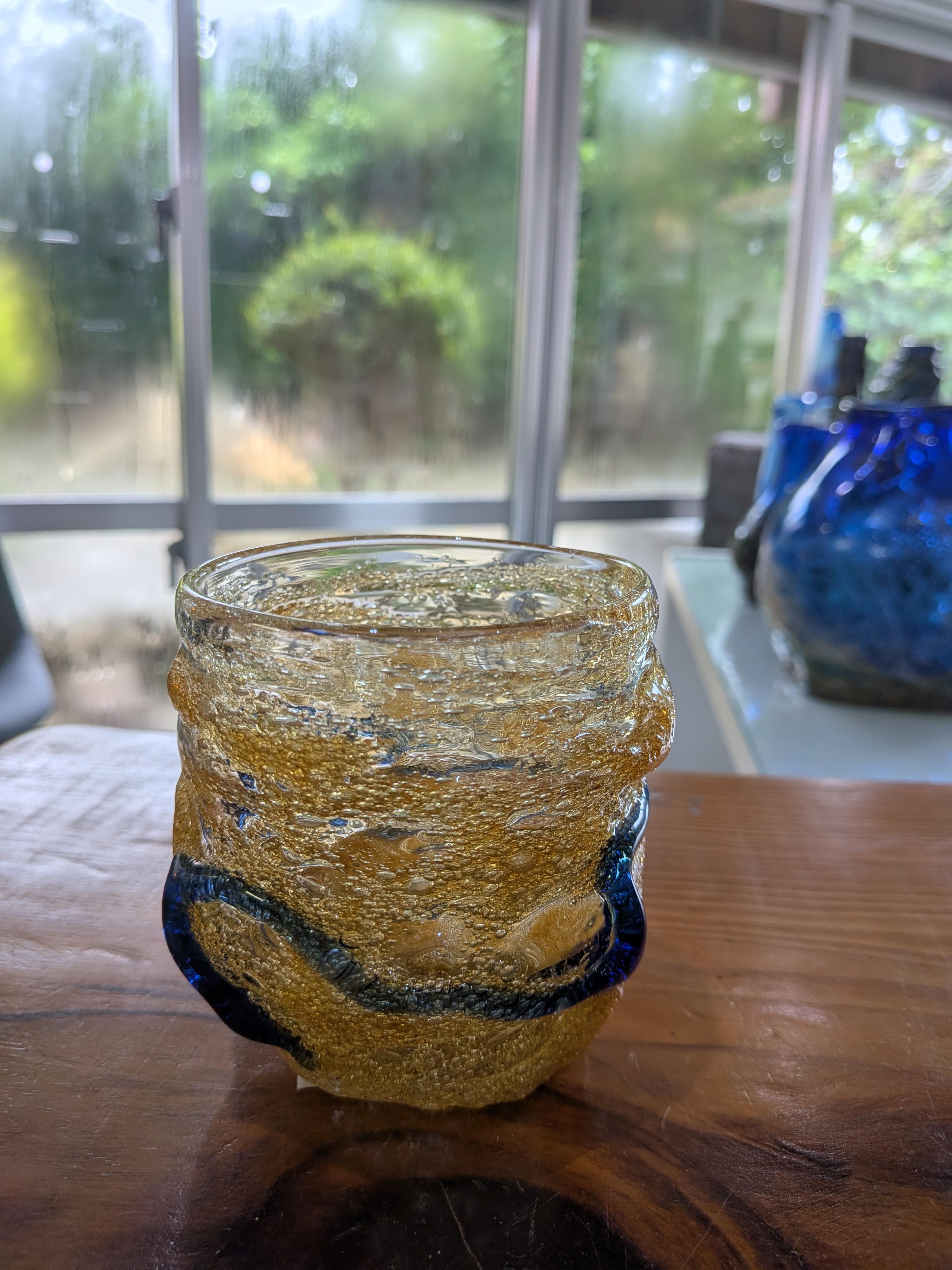 Okinawan Ryukyu Hand-Blown Glass Collection: Third-Generation Artisan Ayumu Inamine (稲嶺 歩夢) - Golden Foam & Deep Cobalt Swirl Glass Cup (宙吹ガラス) - image 3