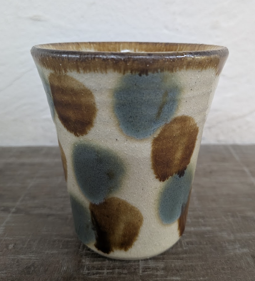 Okinawan Ryukyu Master Yachimun Ceramic Collection: Yomitan Mountain Kiln (Kita-gama) - Senior Master Potter Kyoji Matsuda (松田 共司) - Hand-Formed Polychrome Ten-uchi Ceramic Tumbler / Free Cup, Gosu to Ame Ten-uchi Free Cup - 呉須に飴点打 フリーカップ / フリーコップ - thumbnail 2