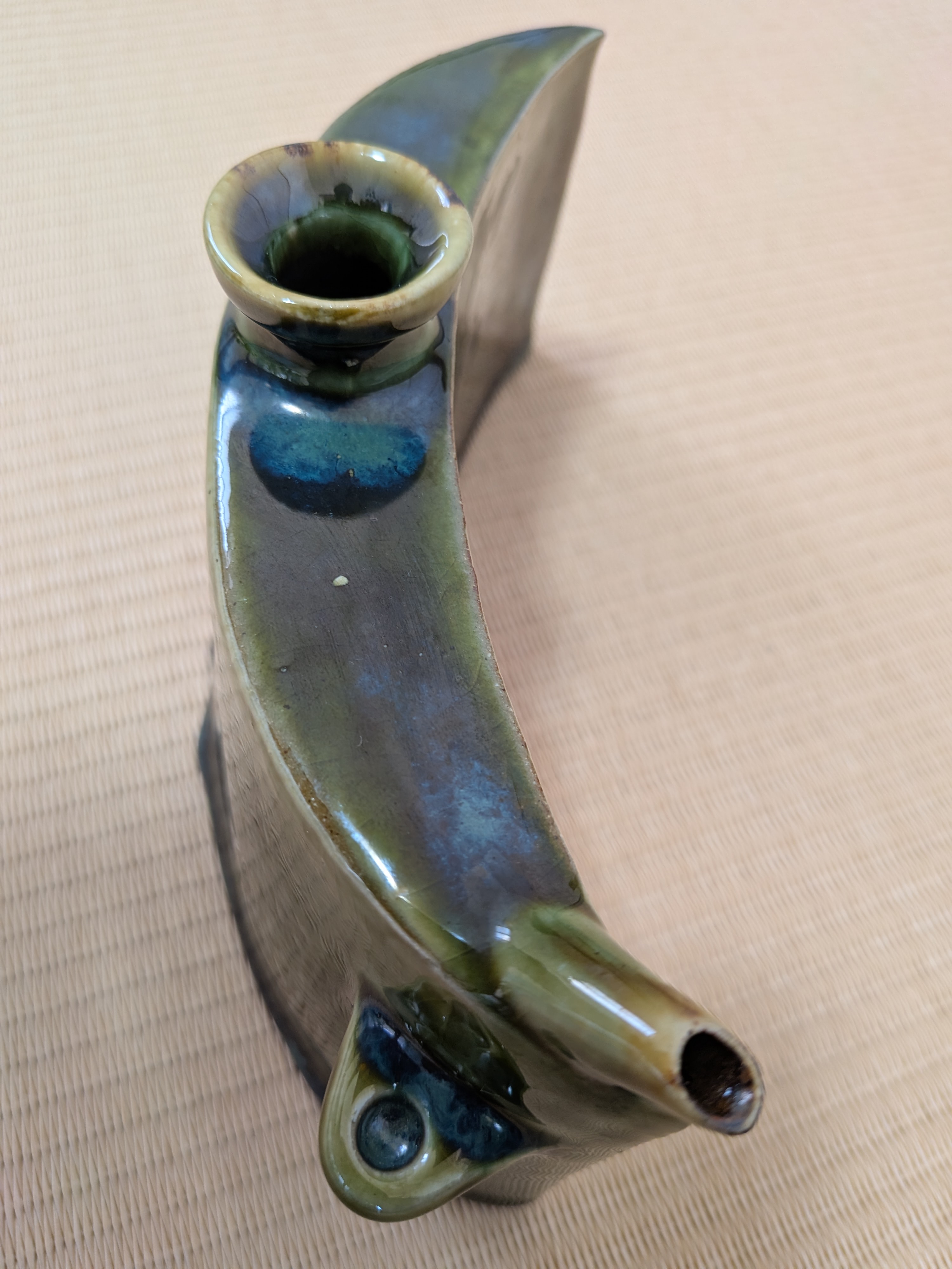 Okinawan Ryukyu Master Yachimun Collection: Toubou Makiya Studio - Osamu Makiya (真喜屋 修), Emerald Deep-Glaze Crescent Hip Flask - Dakibin (抱瓶) - image 3