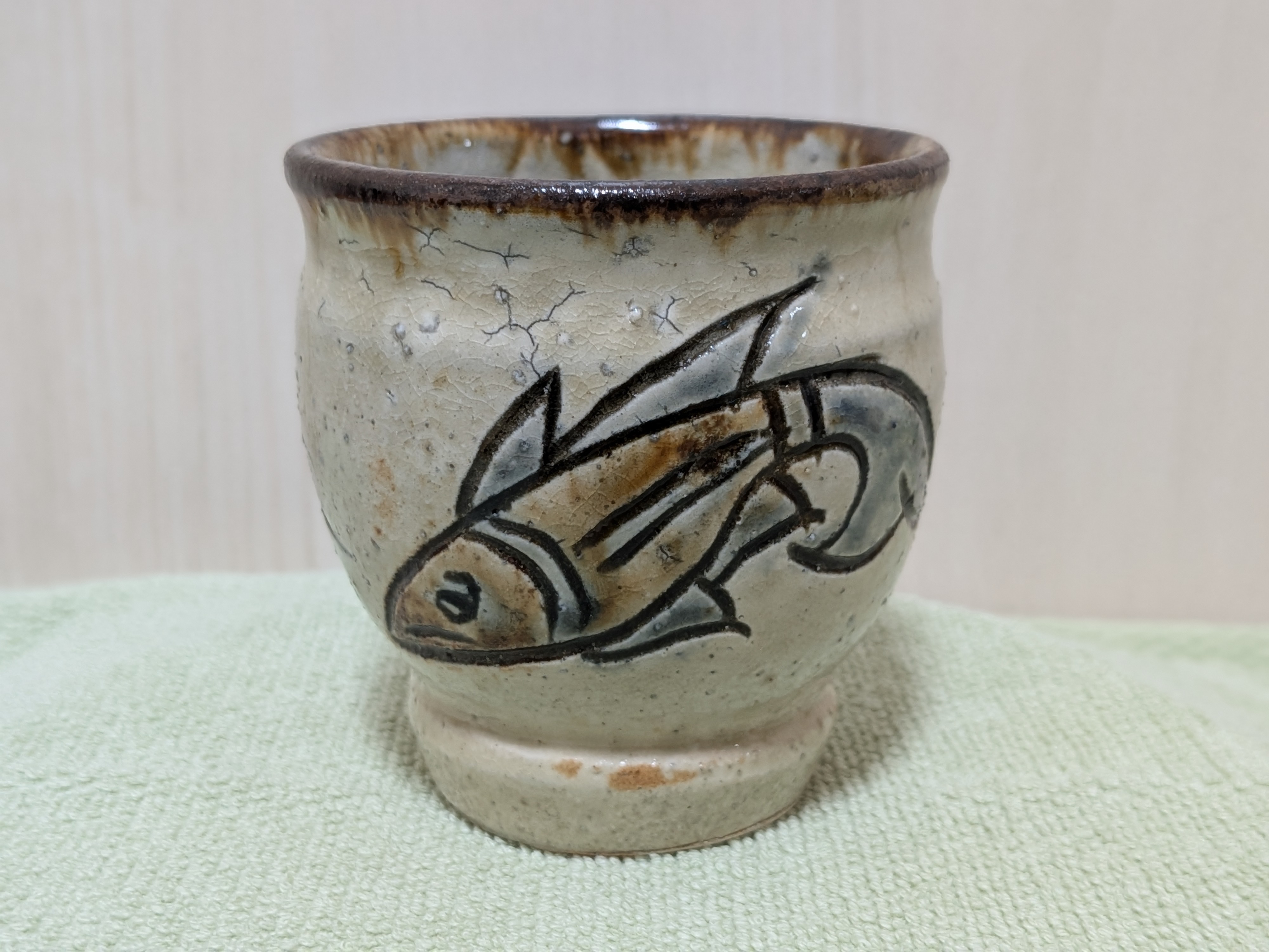 Jiro Kinjo Okinawan Yachimun Ceramic Yunomi Cup - Hand-Incised Fish Motif (魚紋)Description - thumbnail 1