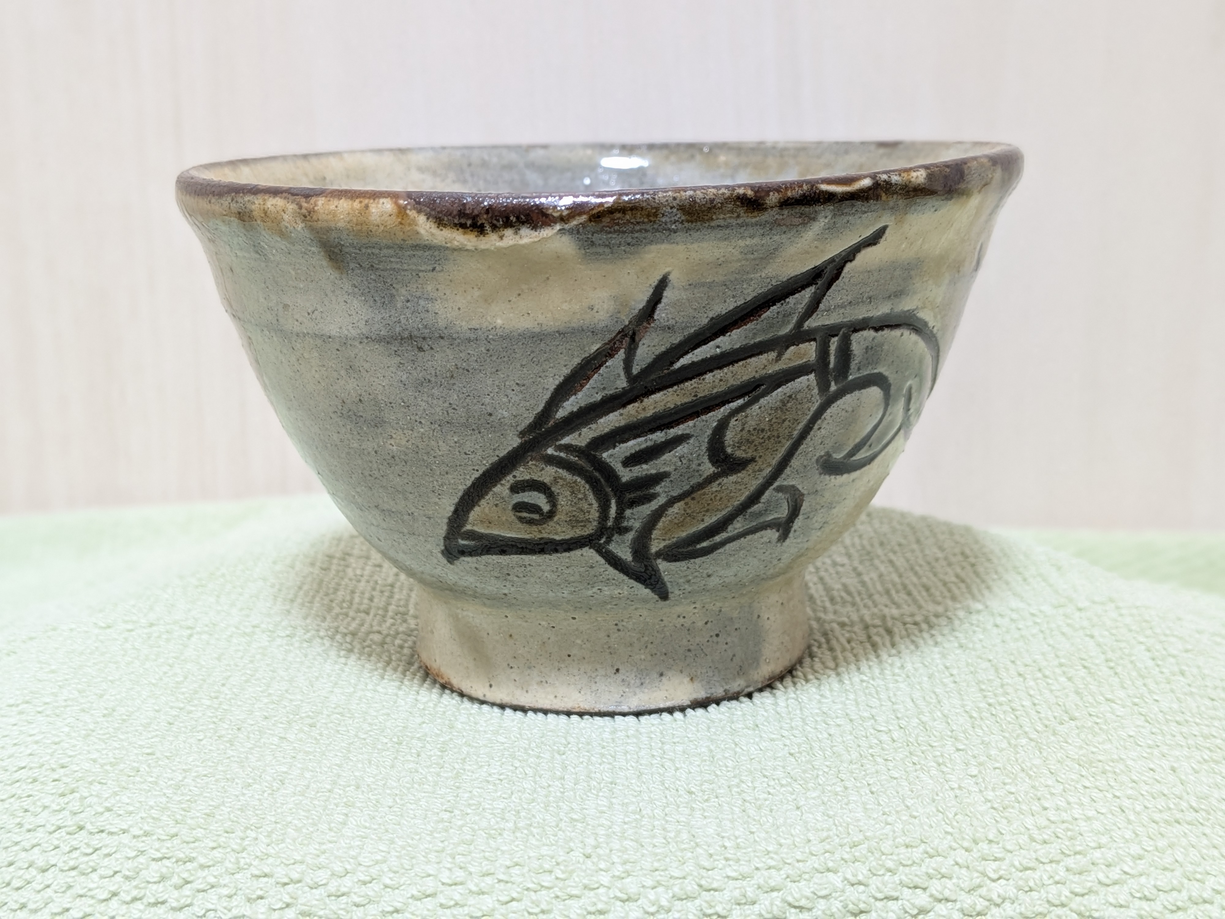 Jiro Kinjo Okinawan Yachimun Ceramic Bowl - Hand-Incised Fish Motif (魚紋) - image 1