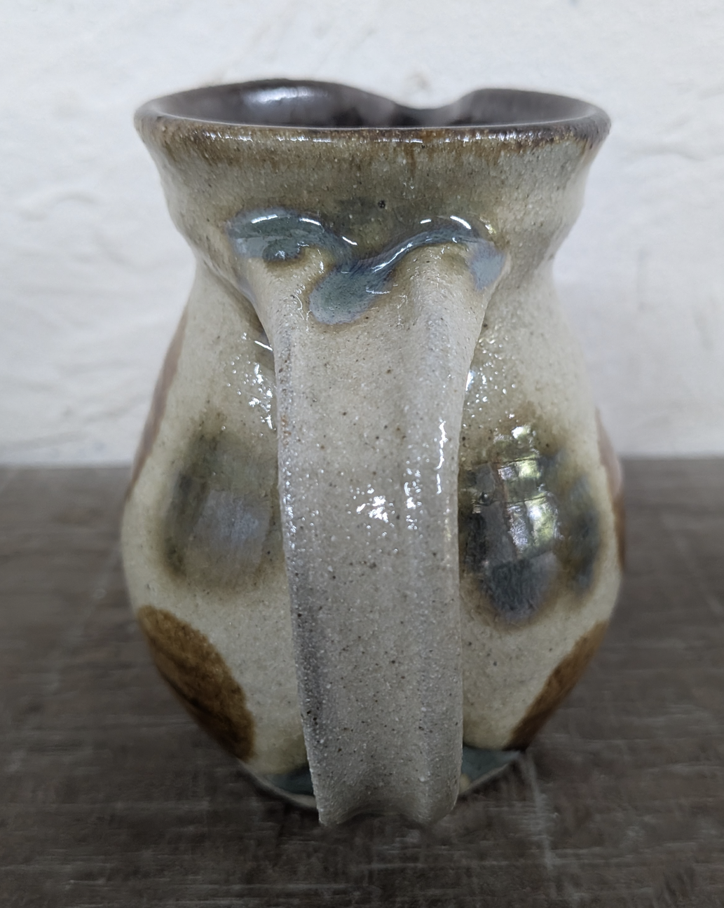 Okinawan Ryukyu Master Yachimun Ceramic Collection: Yomitan Mountain Kiln (Kita-gama) - Senior Master Potter Kyoji Matsuda (松田 共司) - Hand-Formed Polychrome Ten-uchi Pitcher / Creamer / Vase, Gosu to Ame Ten-uchi Pitcher - 呉須に飴点打 ピッチャー / 水差し - image 3