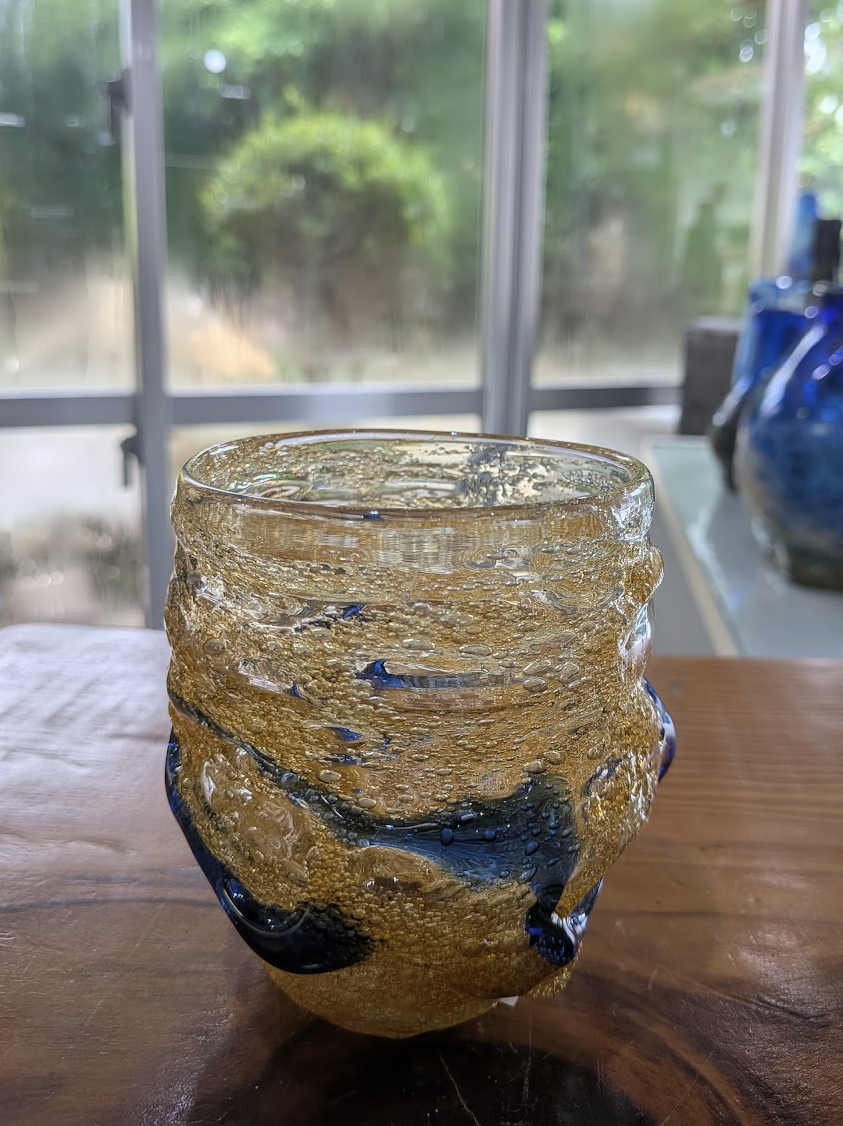 Okinawan Ryukyu Hand-Blown Glass Collection: Third-Generation Artisan Ayumu Inamine (稲嶺 歩夢) - Golden Foam & Deep Cobalt Swirl Glass Cup (宙吹ガラス) - thumbnail 2